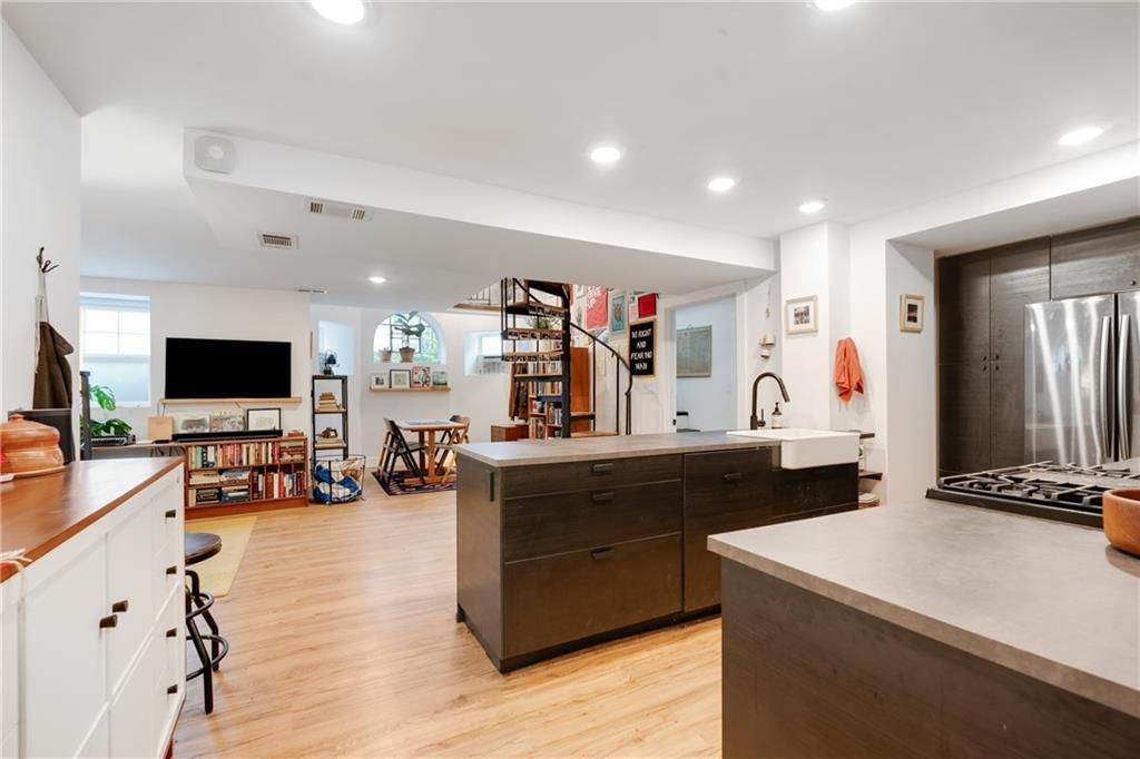 420 E 37th Street — photo 32
