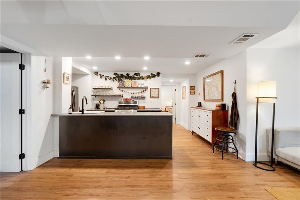 420 E 37th Street — photo 34