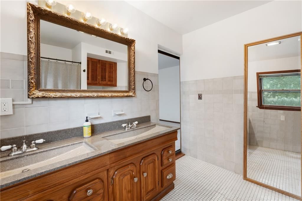 420 E 37th Street — photo 45