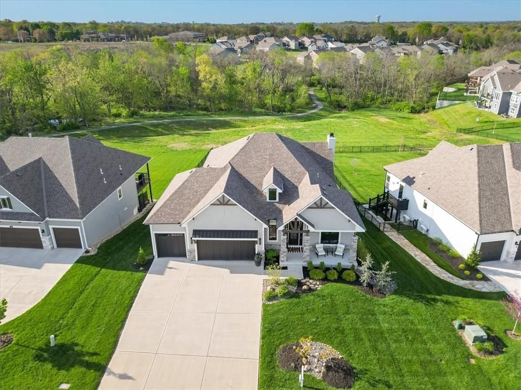 325 Ambersham Drive — photo 2