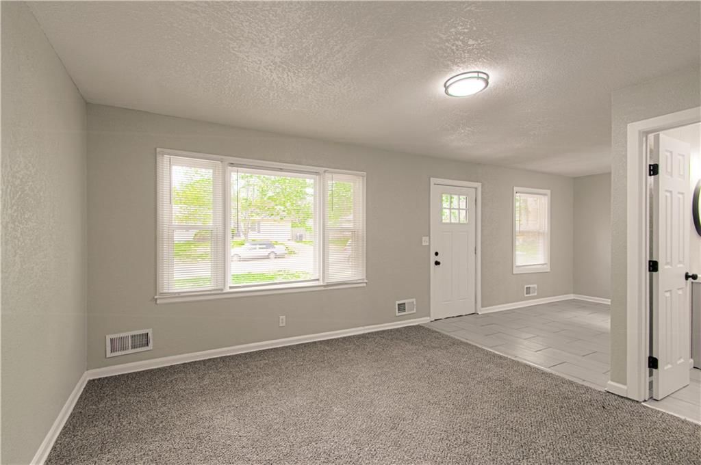 10015 Wheeling Avenue — photo 11