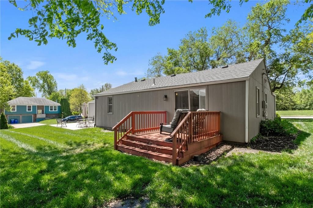 1721 NE Independence Avenue — photo 28
