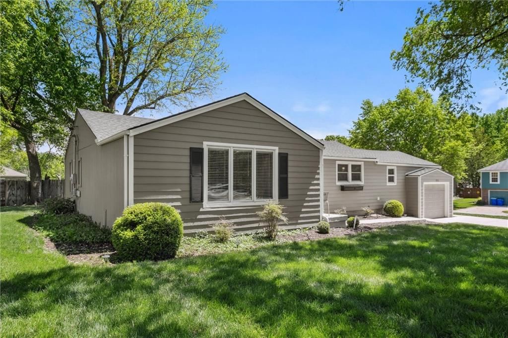 1721 NE Independence Avenue — photo 29