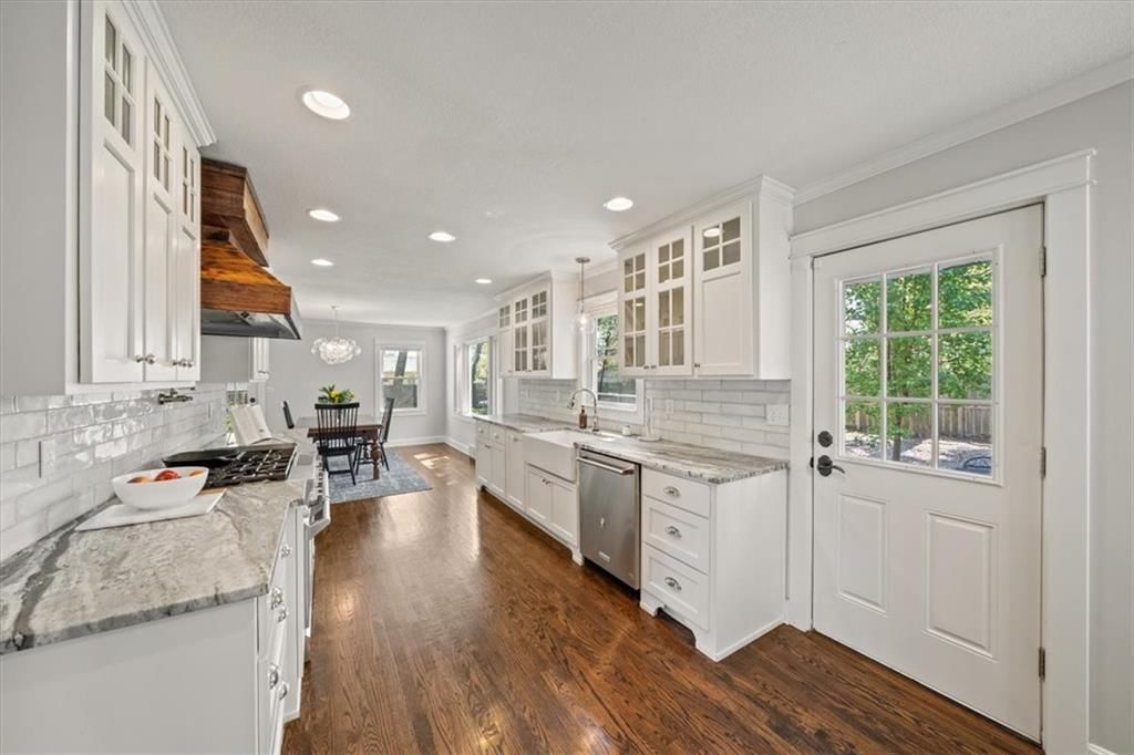 Photo 11 of 32 - 8705 Grandview Street