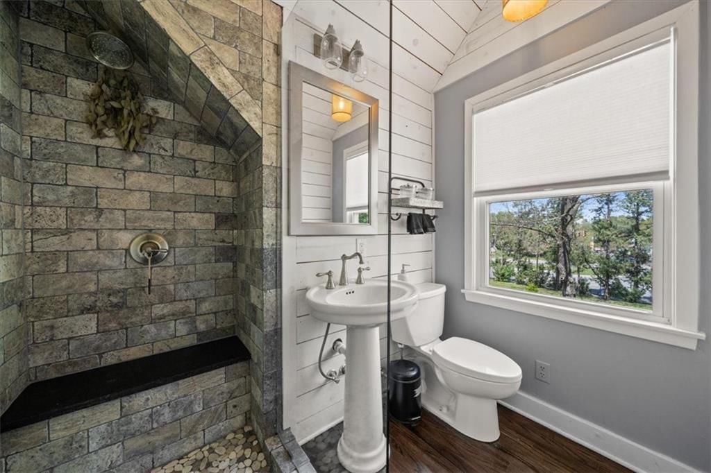 Photo 19 of 32 - 8705 Grandview Street
