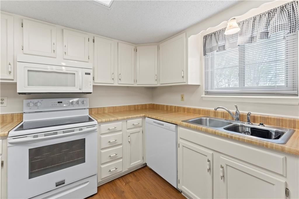 Photo 5 of 36 - 501 N STONE Boulevard