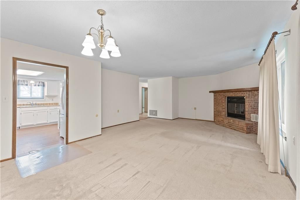 Photo 10 of 36 - 501 N STONE Boulevard