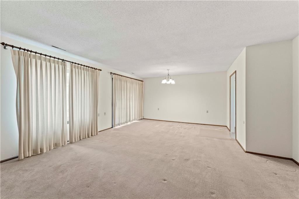 Photo 12 of 36 - 501 N STONE Boulevard