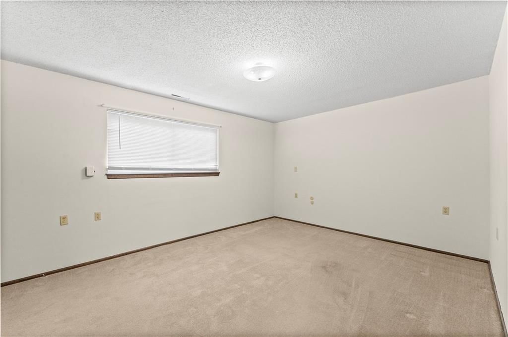 Photo 13 of 36 - 501 N STONE Boulevard