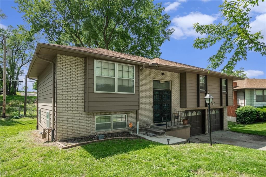 Photo 5 of 29 - 2300 N 64th Street