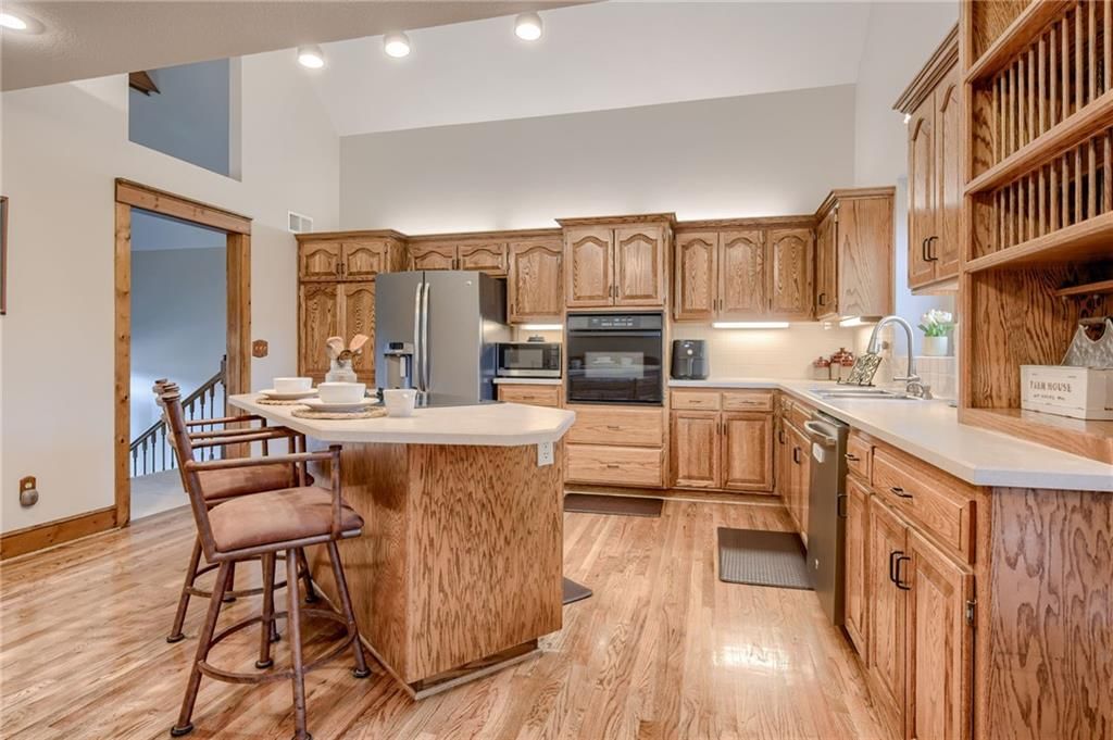 204 Surrey Court — photo 7