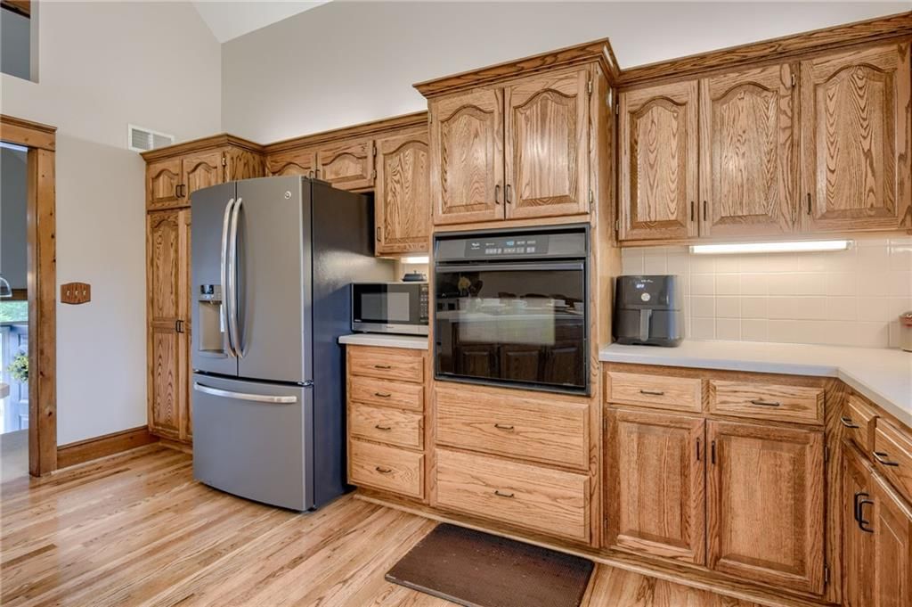 204 Surrey Court — photo 9