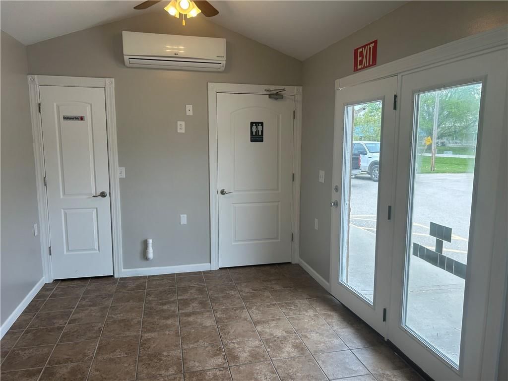 102 W Lawrence Street — photo 8