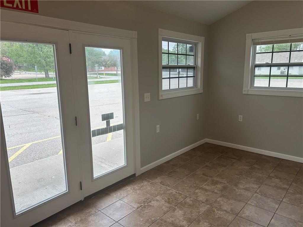 102 W Lawrence Street — photo 9