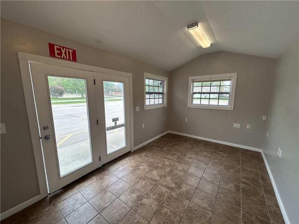 102 W Lawrence Street — photo 10