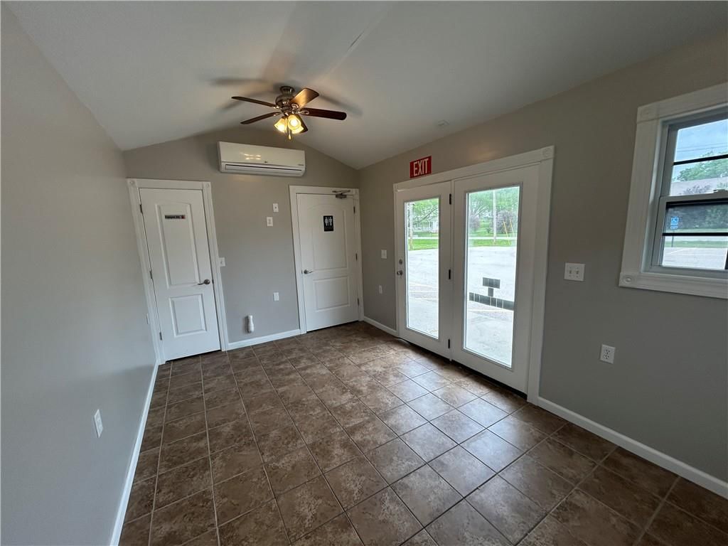 102 W Lawrence Street — photo 11