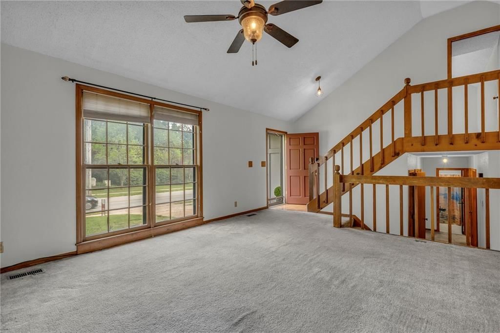 Photo 6 of 32 - 401 S Montclaire Drive