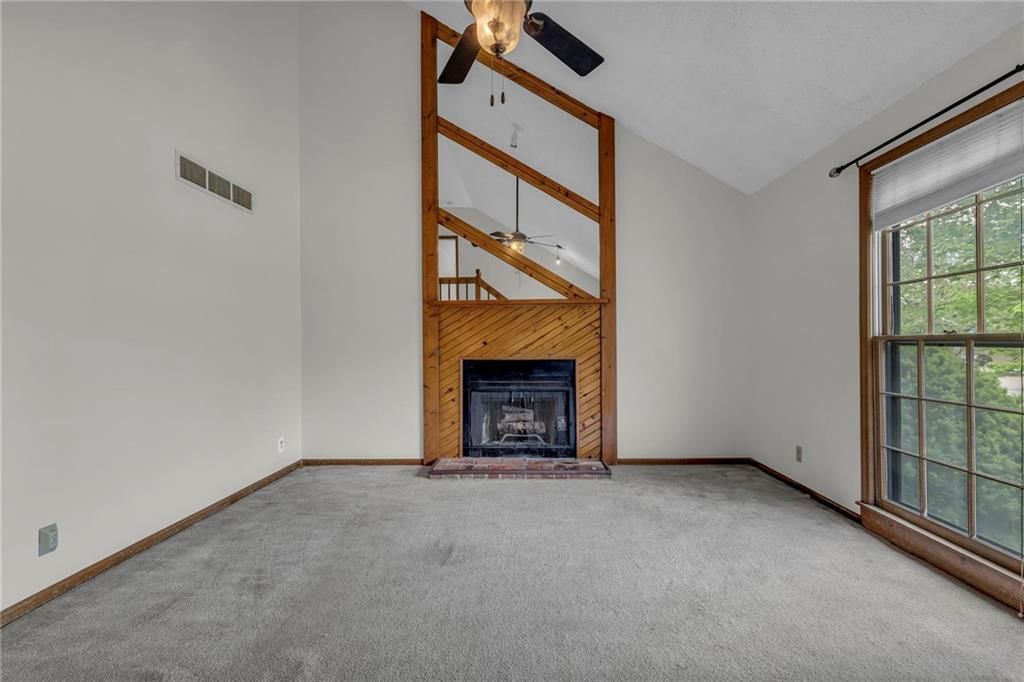 Photo 10 of 32 - 401 S Montclaire Drive