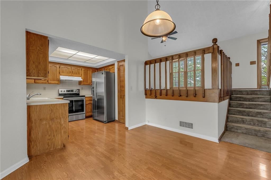 Photo 11 of 32 - 401 S Montclaire Drive