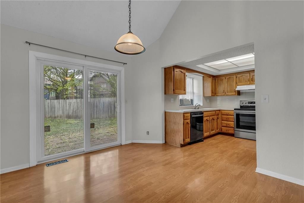Photo 12 of 32 - 401 S Montclaire Drive