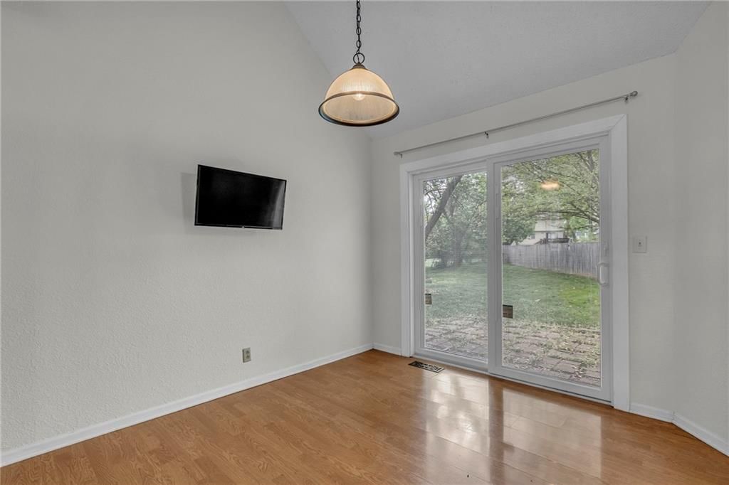 Photo 13 of 32 - 401 S Montclaire Drive