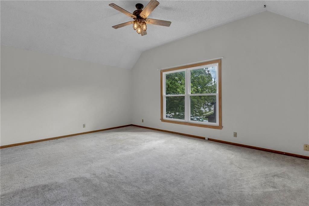 Photo 19 of 32 - 401 S Montclaire Drive