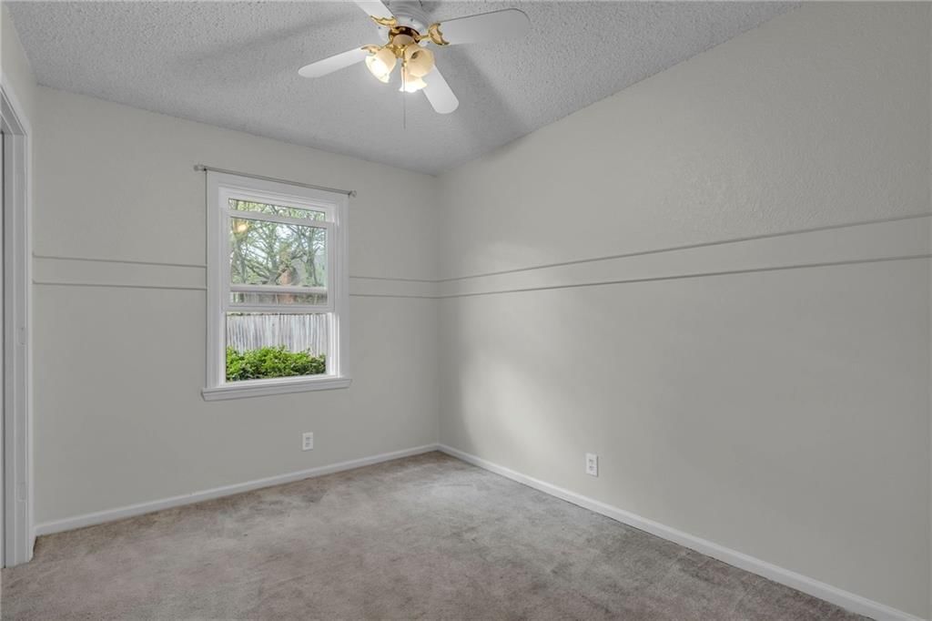 Photo 22 of 32 - 401 S Montclaire Drive