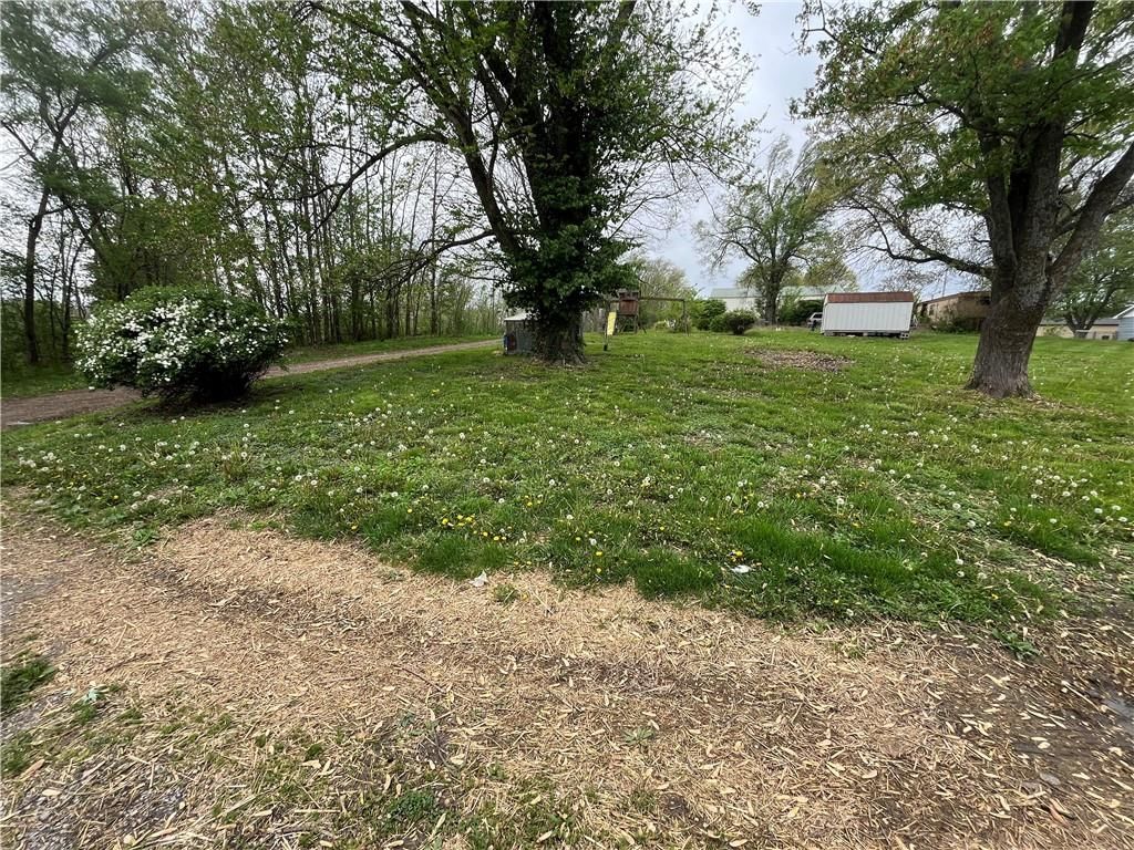 304 & 308 E Railroad Avenue — photo 11