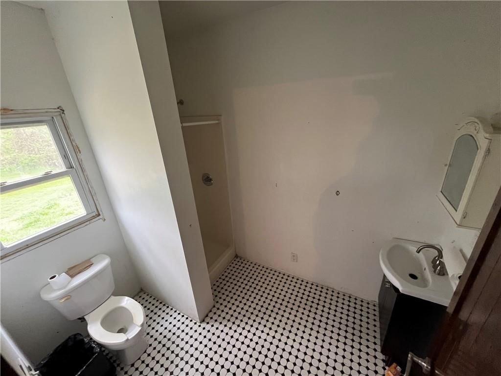 304 & 308 E Railroad Avenue — photo 18
