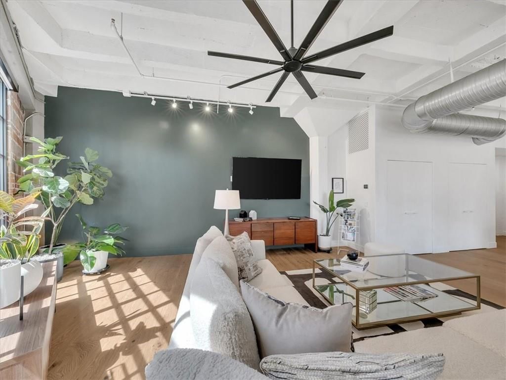 2120 Wyandotte Street — photo 8