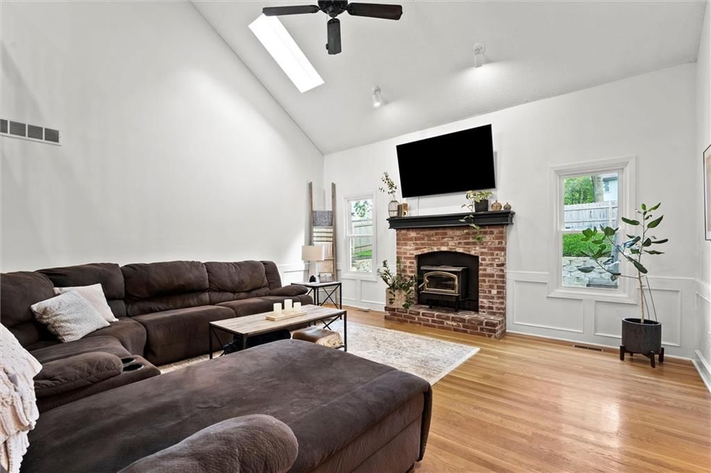 528 NE VICTORIA Drive — photo 5