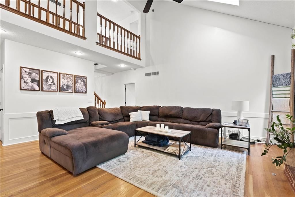 528 NE VICTORIA Drive — photo 6