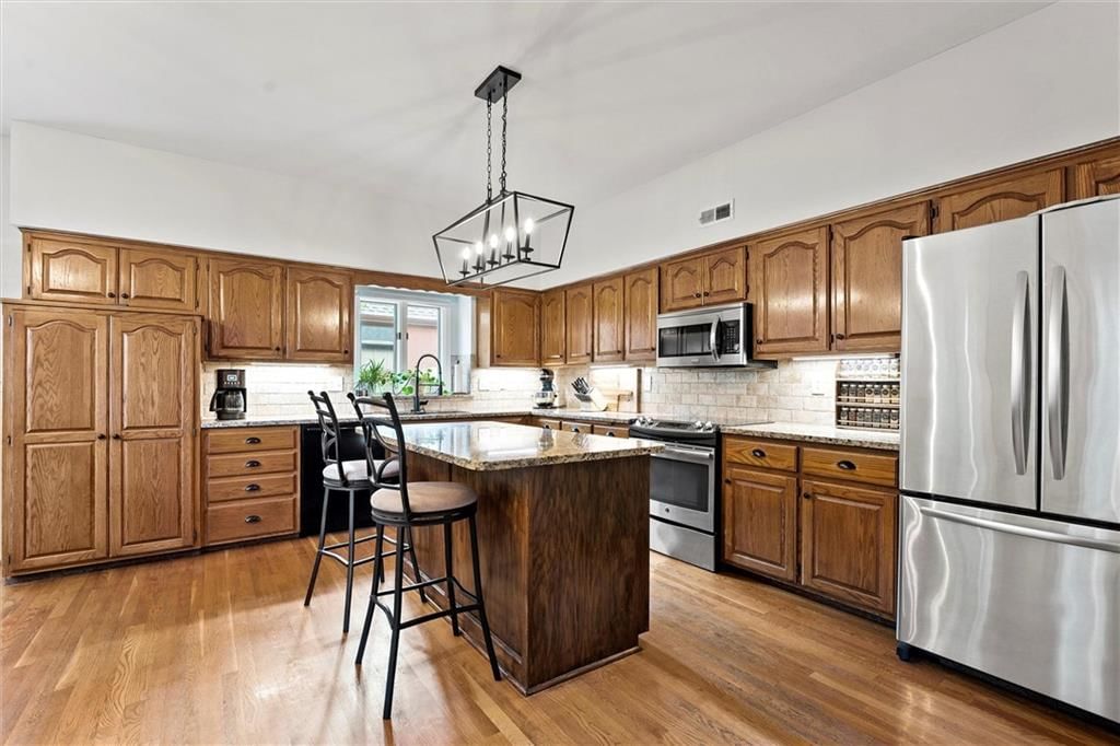 528 NE VICTORIA Drive — photo 8