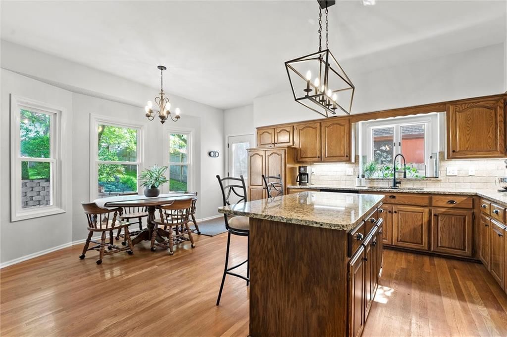528 NE VICTORIA Drive — photo 11