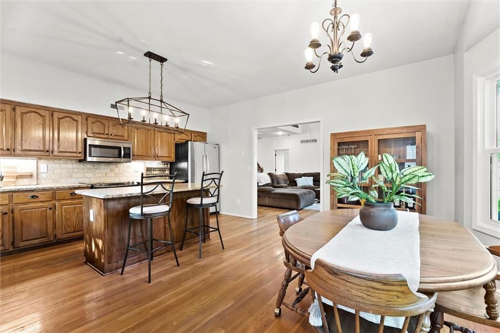 528 NE VICTORIA Drive — photo 12