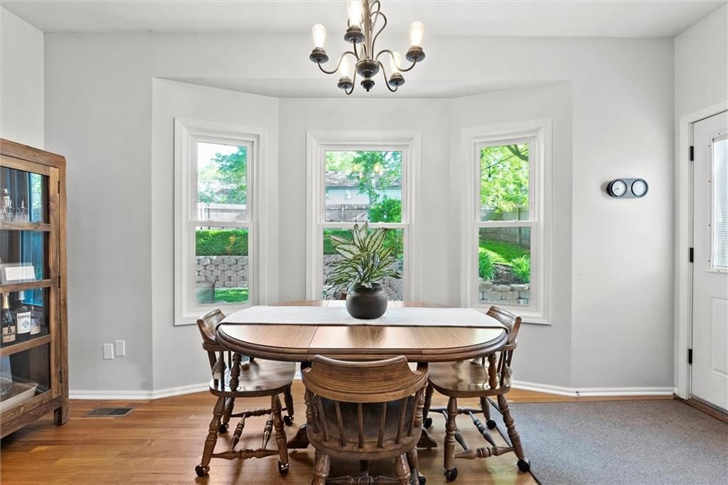 528 NE VICTORIA Drive — photo 13