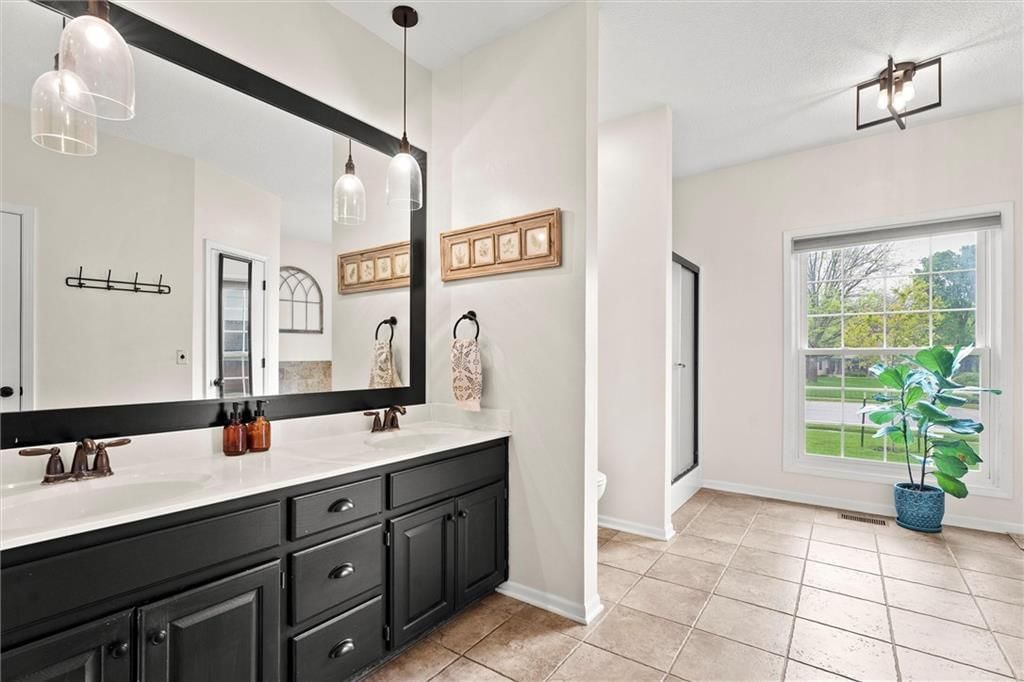 528 NE VICTORIA Drive — photo 17