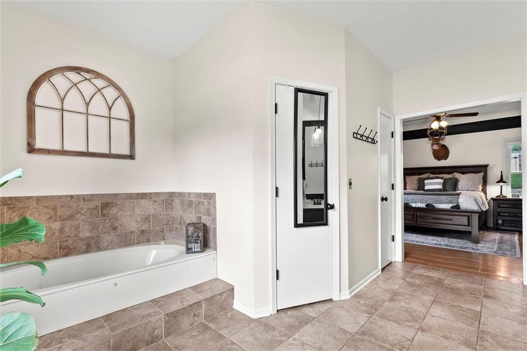528 NE VICTORIA Drive — photo 18
