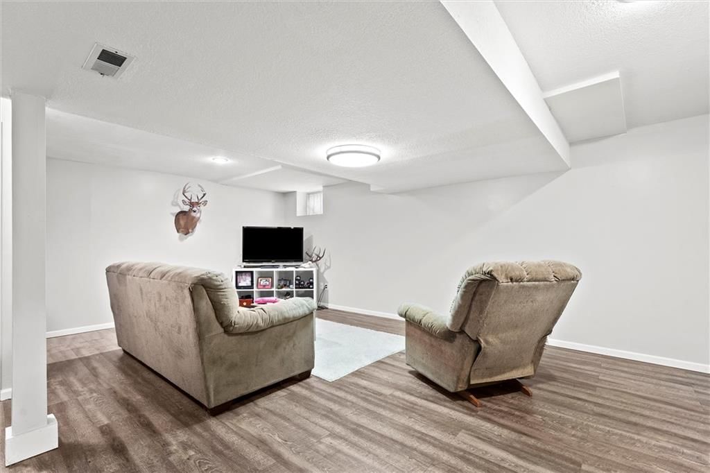 528 NE VICTORIA Drive — photo 23