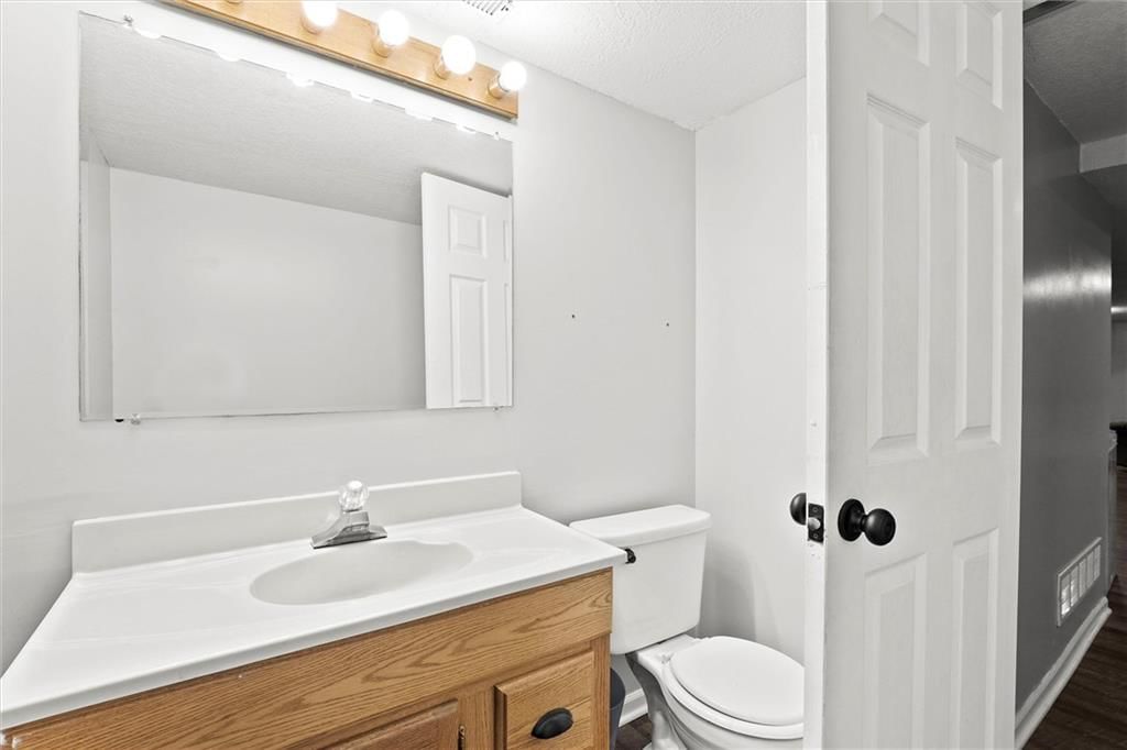 528 NE VICTORIA Drive — photo 27