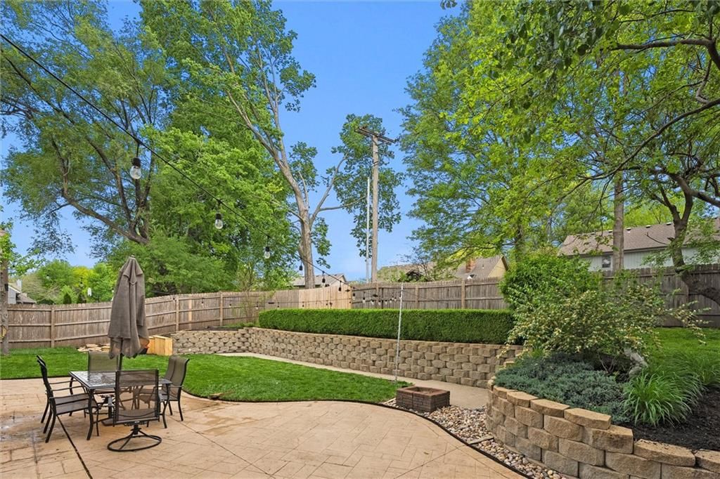528 NE VICTORIA Drive — photo 28