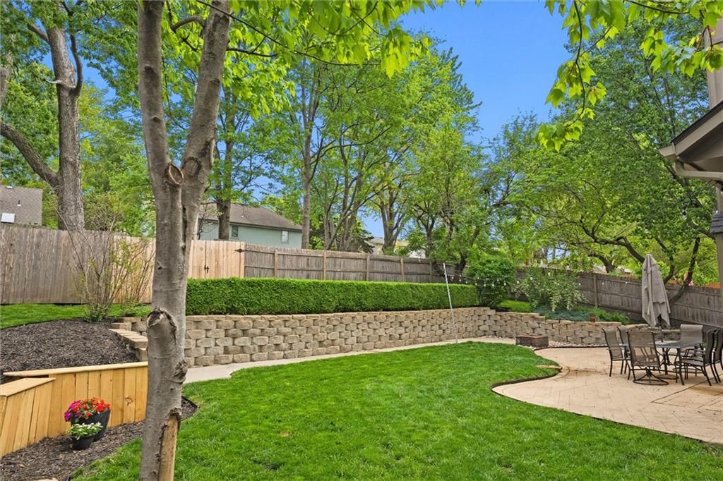 528 NE VICTORIA Drive — photo 29
