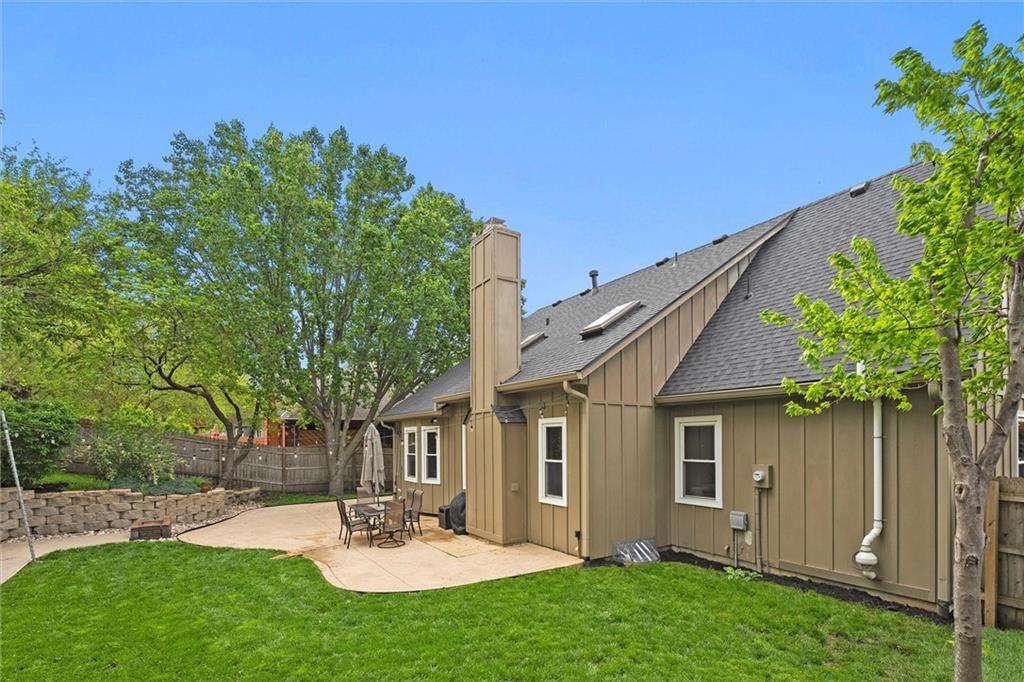 528 NE VICTORIA Drive — photo 30