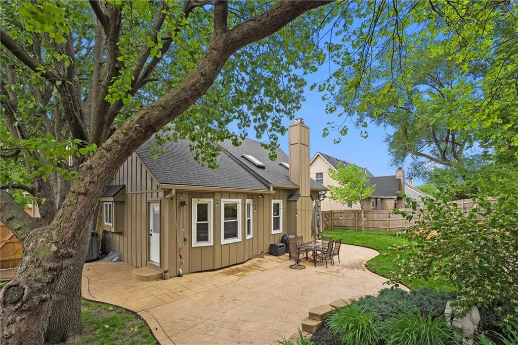 528 NE VICTORIA Drive — photo 31