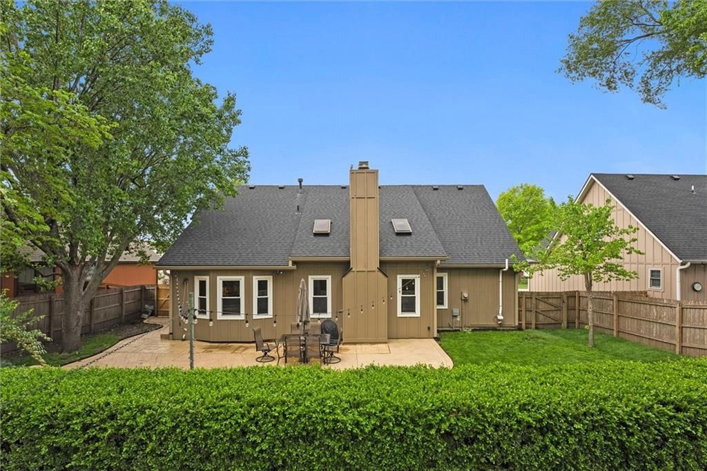 528 NE VICTORIA Drive — photo 32