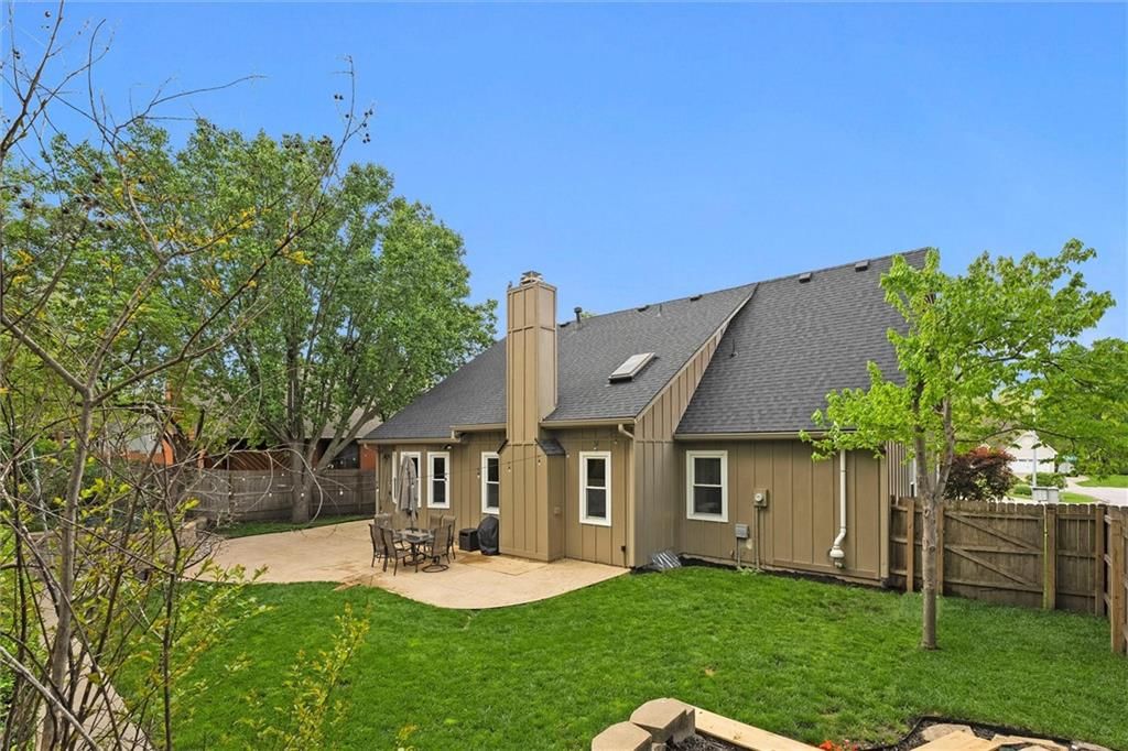 528 NE VICTORIA Drive — photo 33