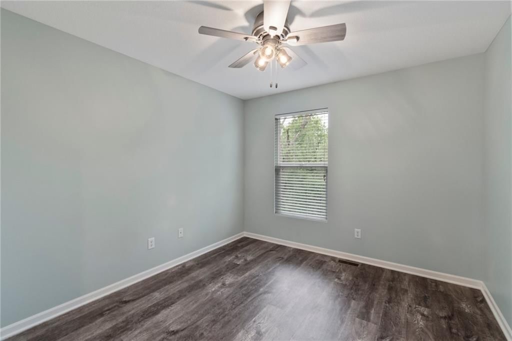 Photo 5 of 32 - 7912 N Poplar Court