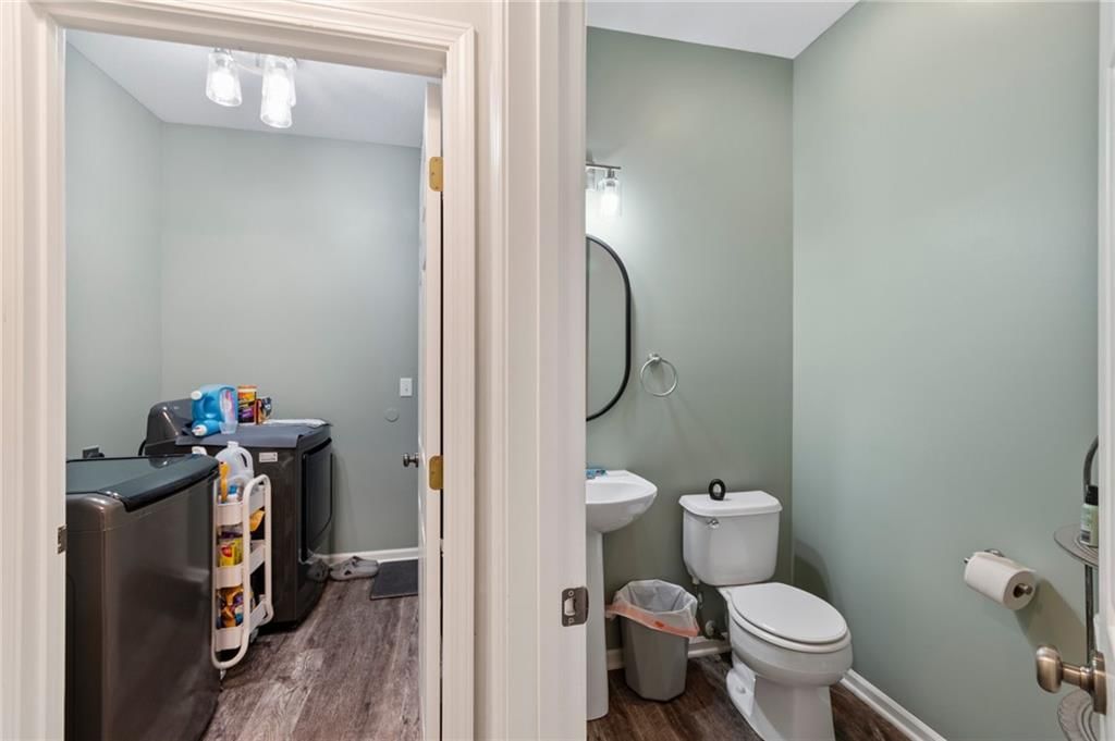 Photo 11 of 32 - 7912 N Poplar Court