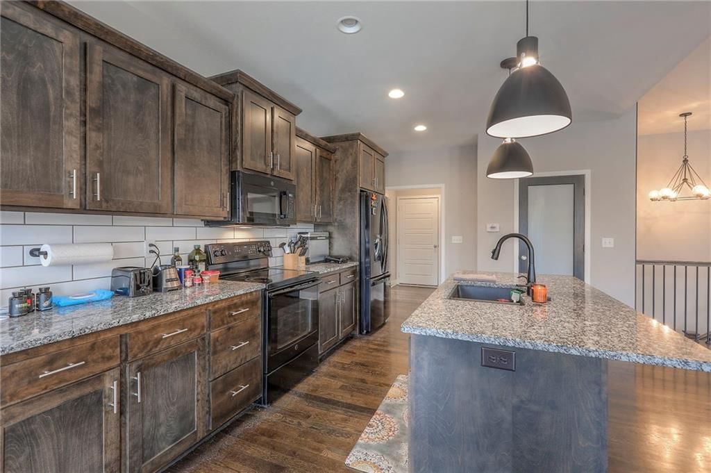 Photo 9 of 31 - 3525 S Woodland Court
