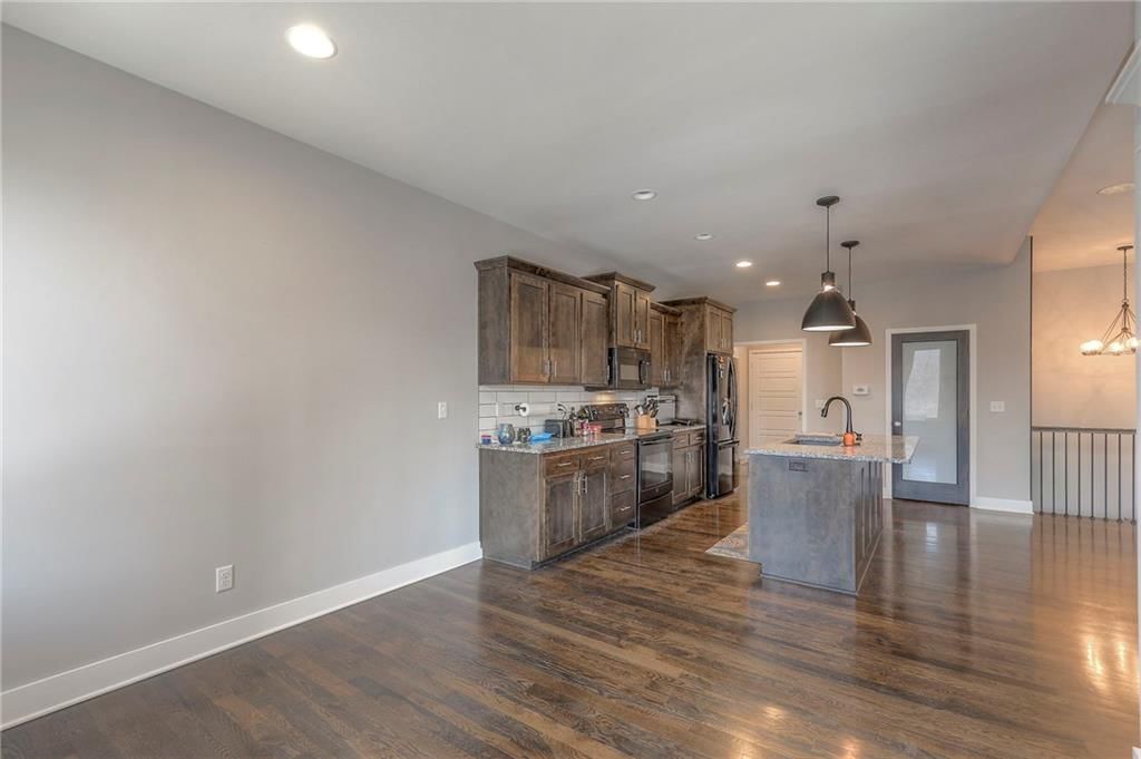 Photo 10 of 31 - 3525 S Woodland Court